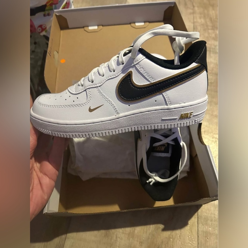 * TOTALLY open to offers! ✨ YOUTH ✨ Nike Force 1 LV8 Size Y3 BNIB!